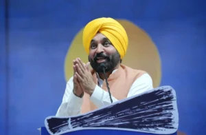 Ludhiana West में चुनावी संग्राम: Bhagwant Mann बोले – एक तरफ़ प्यार है, दूसरी तरफ़ अहंकार “जो लोग कपड़ों की तरह पार्टियां बदलते हैं, वो आपकी vote लेकर भी बदल जाएंगे” – CM Bhagwant Mann