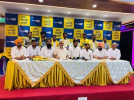 Ludhiana West by-election से पहले Congress को बड़ा झटका – सैकड़ों leaders Aam Aadmi Party में हुए शामिल