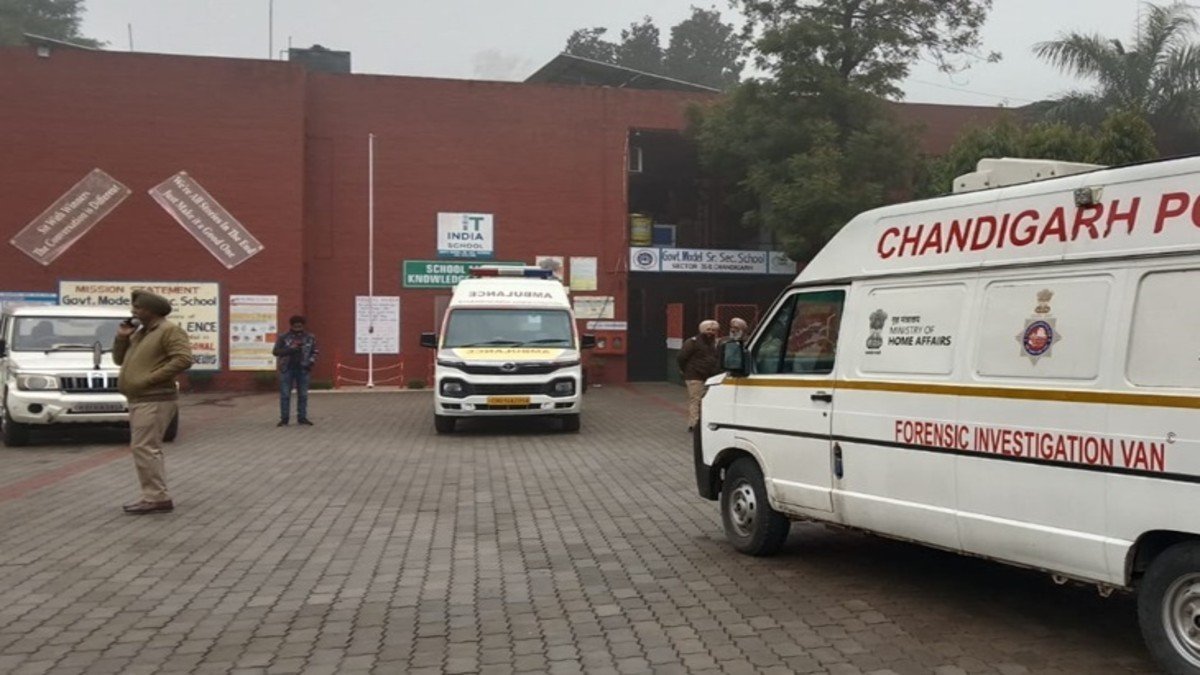 चंडीगढ़ के 5 स्कूलों को बम से उड़ाने की धमकी:मेल पर मैसेज भेजा, स्कूलों में छुट्‌टी