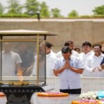 Mahatma Gandhi की समाधि पर जाकर केजरीवाल और मनीष सिसोदिया हुए नतमस्तक, सत्याग्रह के मार्ग पर डटे रहने की मांगी शक्ति