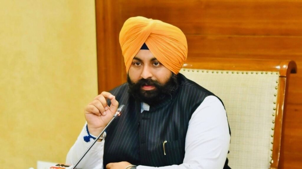 बच्चा गैर हाजिर रहा तो फोन पर आएगा मैसेज:Punjab सरकार आज से शुरू करेगी सिस्टम, थोड़ी देर में शिक्षा मंत्री बैंस करेंगे लांच