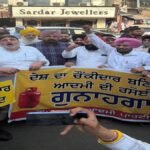 ‘AAP’ के ‘ट्रेड विंग’ ने गैस सिलेंडर की कीमतों में बढ़ोतरी के खिलाफ घंटा घर पर विरोध प्रदर्शन किया