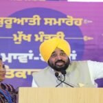 महिलाओं के बैंक खातों में आए 1000 रुपये