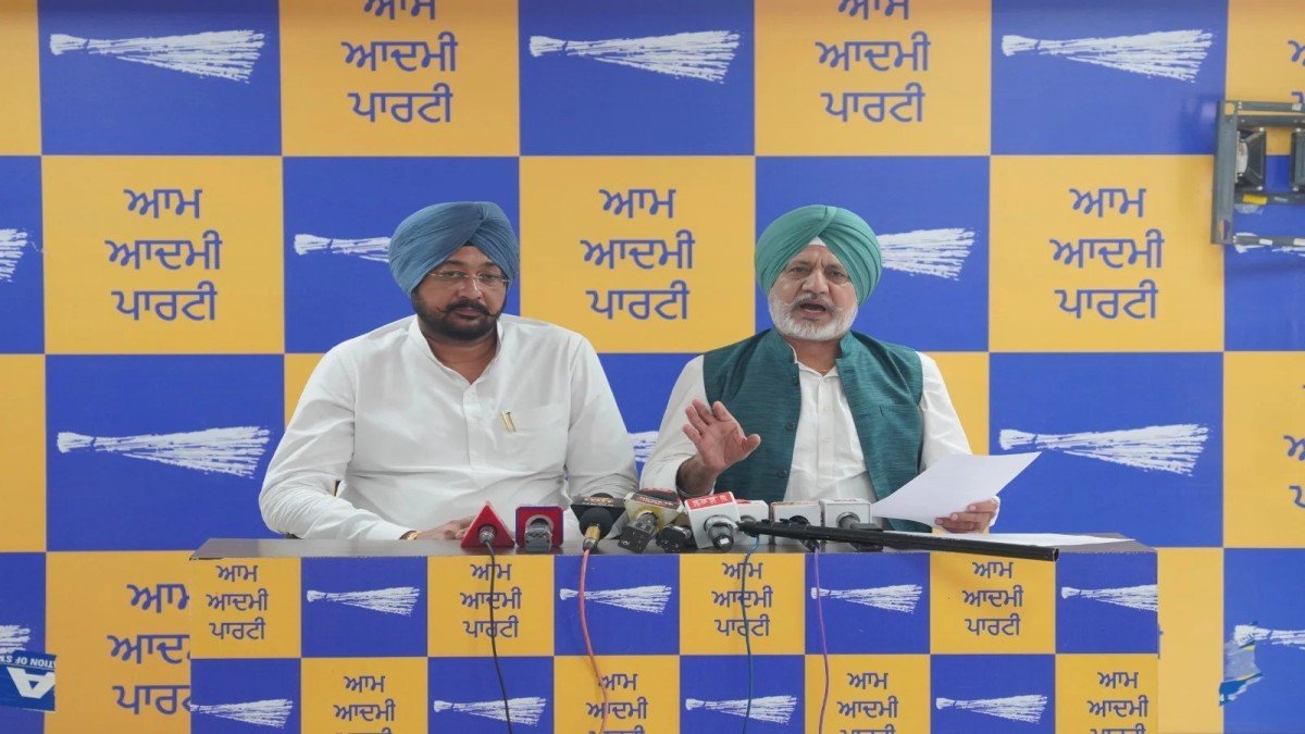 अमृतसर में कांग्रेस कार्यकर्ताओं ने मुख्यमंत्री की तीर्थ यात्रा बस पर किया हमला
