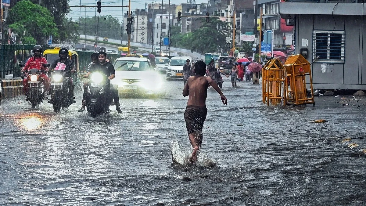 देशभर में बारिश का कहर, 19 राज्यों में IMD का अलर्ट; दिल्ली-UP से लेकर हिमाचल और Northeast तक मौसम रहेगा सक्रिय