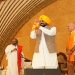 CM भगवंत सिंह मान ने अरविंद केजरीवाल और मनीष सिसोदिया के साथ श्री श्री रविशंकर जी का आशीर्वाद लिया
