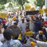 चुनावों से पहले ईडी के छापों के विरुद्ध ‘आप’ नेताओं और कार्यकर्ताओं का प्रदर्शन, ईडी की टीम का घेराव करके बीजेपी की केंद्र सरकार के खिलाफ की नारेबाजी